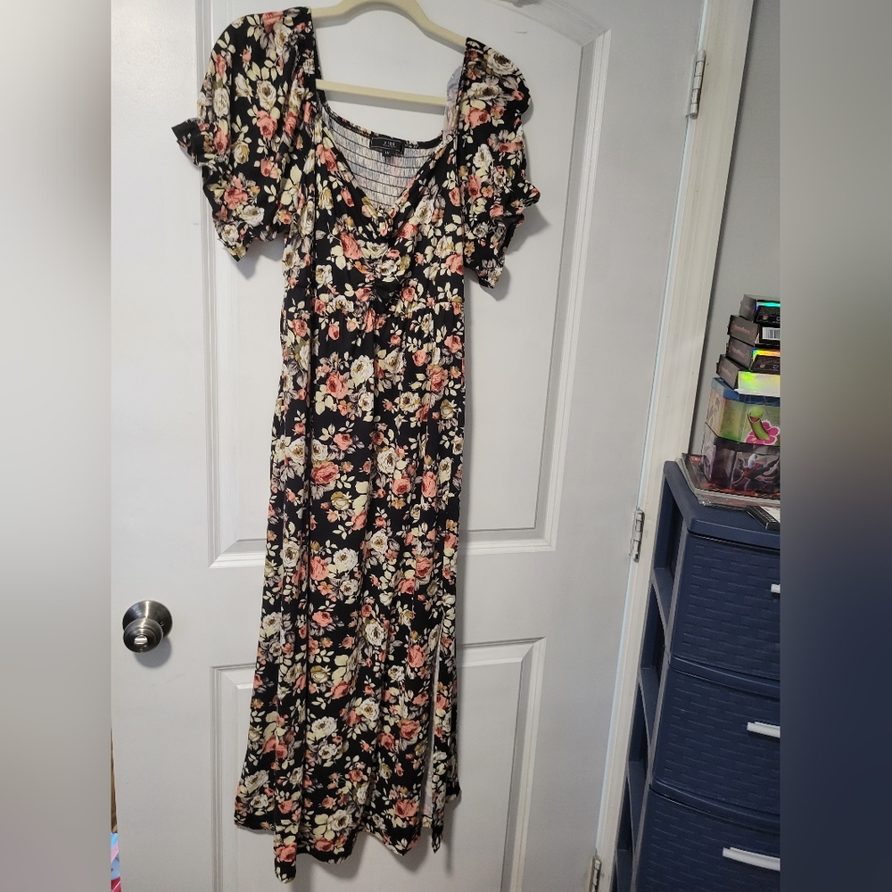 Like new vibe black floral long dress with slit cut on one side 1X